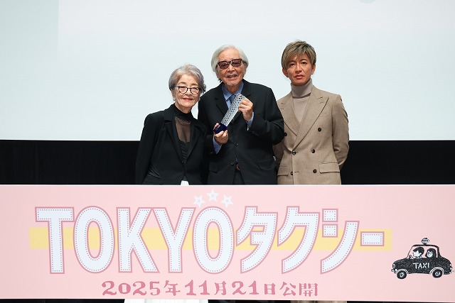 木村拓哉、“特別功労賞”授与の山田洋次監督に祝福の熱いハグ｜第38回
